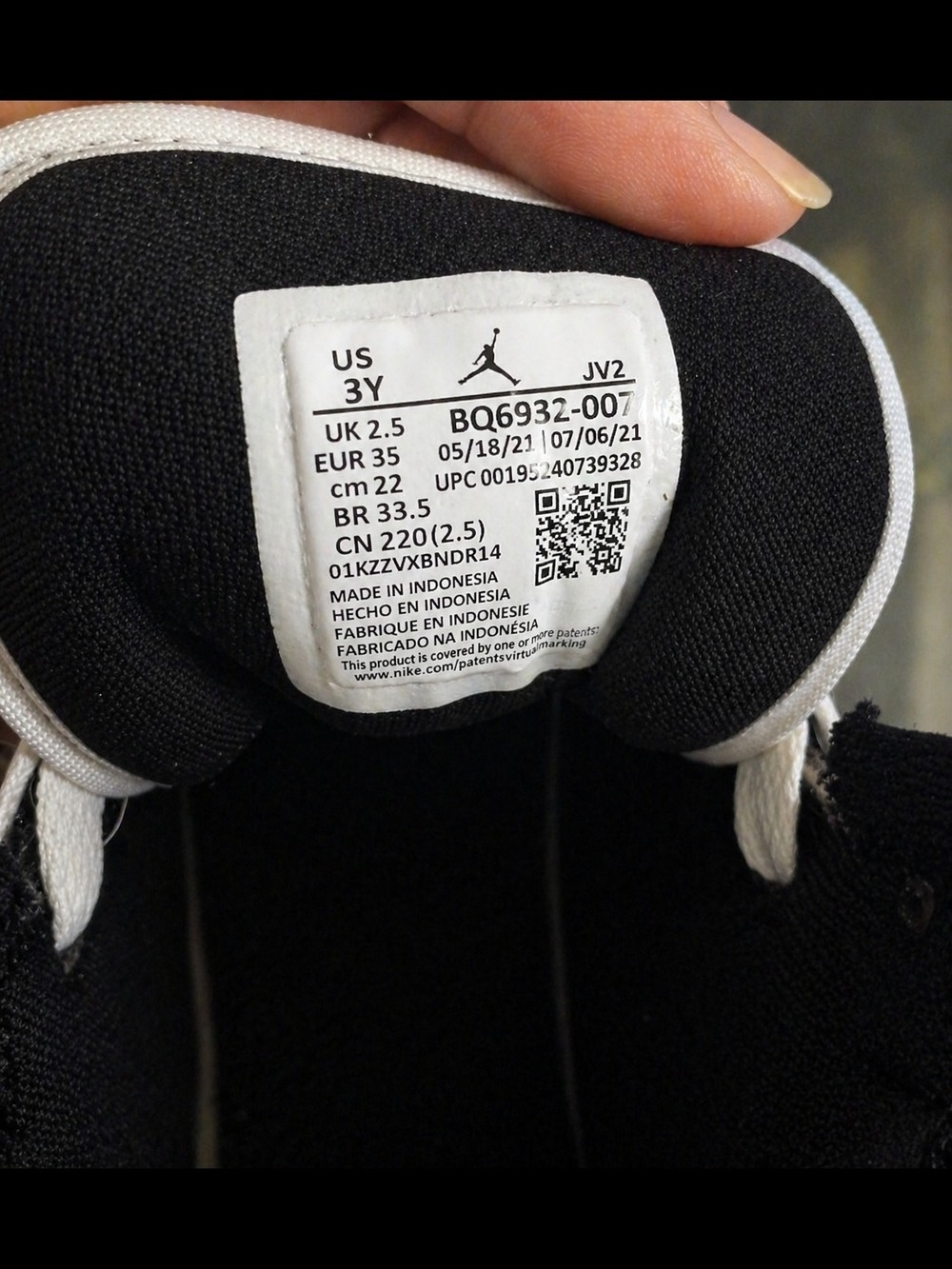 Jordan Kids Low Top Sneakers Black White Gold - Picture 2 of 7